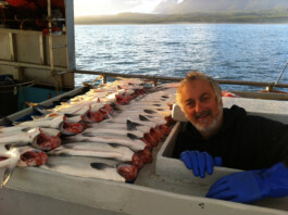 David Clark schaut an Board der Suki, neben ihm die gefangenen Fisch 