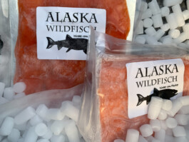 Alaska Wildfisch in Verpackung auf Trockeneis